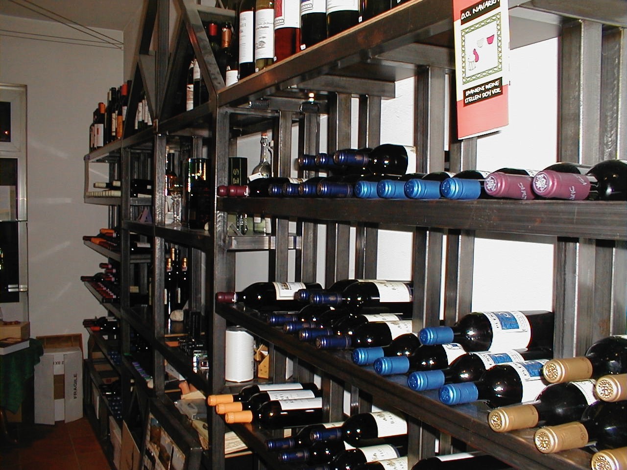 Weinregale mit verschiedenen Weinflaschen in einem Geschäft.