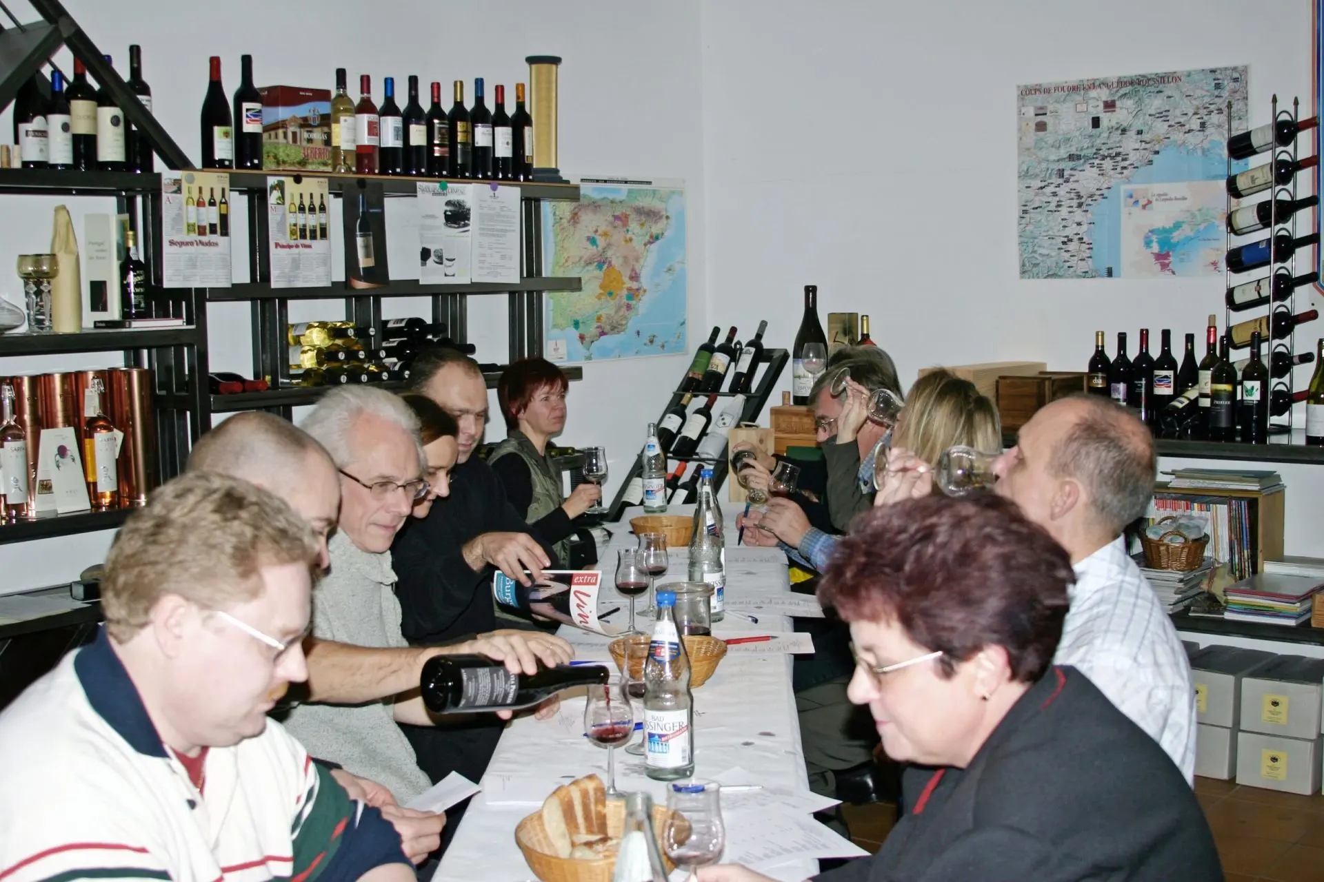 Weinverkostung mit Menschen an einem Tisch