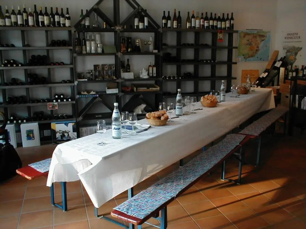 Langer gedeckter Tisch in Weinverkostungsraum.
